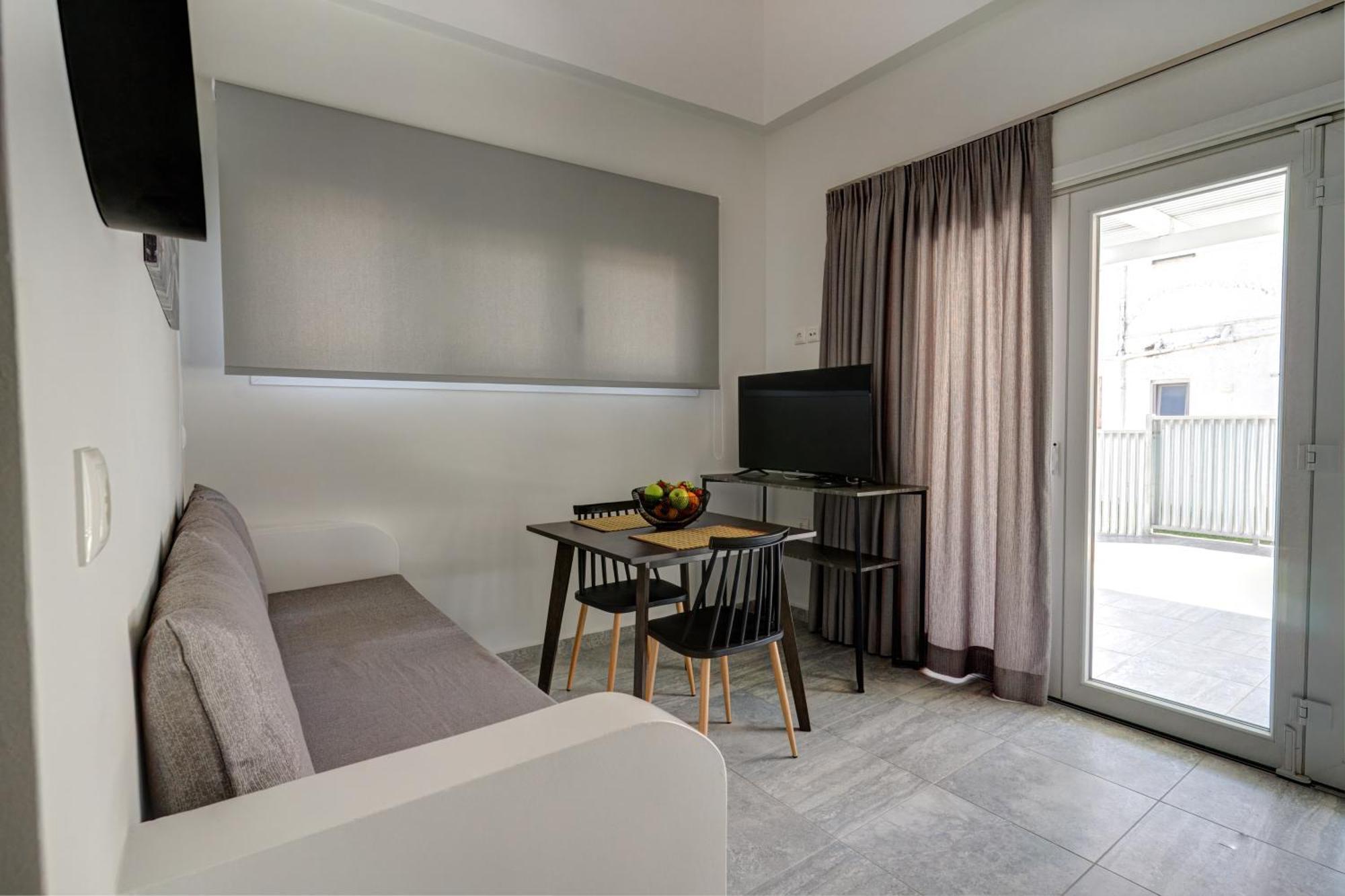 Molos Beachfront Apartments In Diakopto Exterior photo