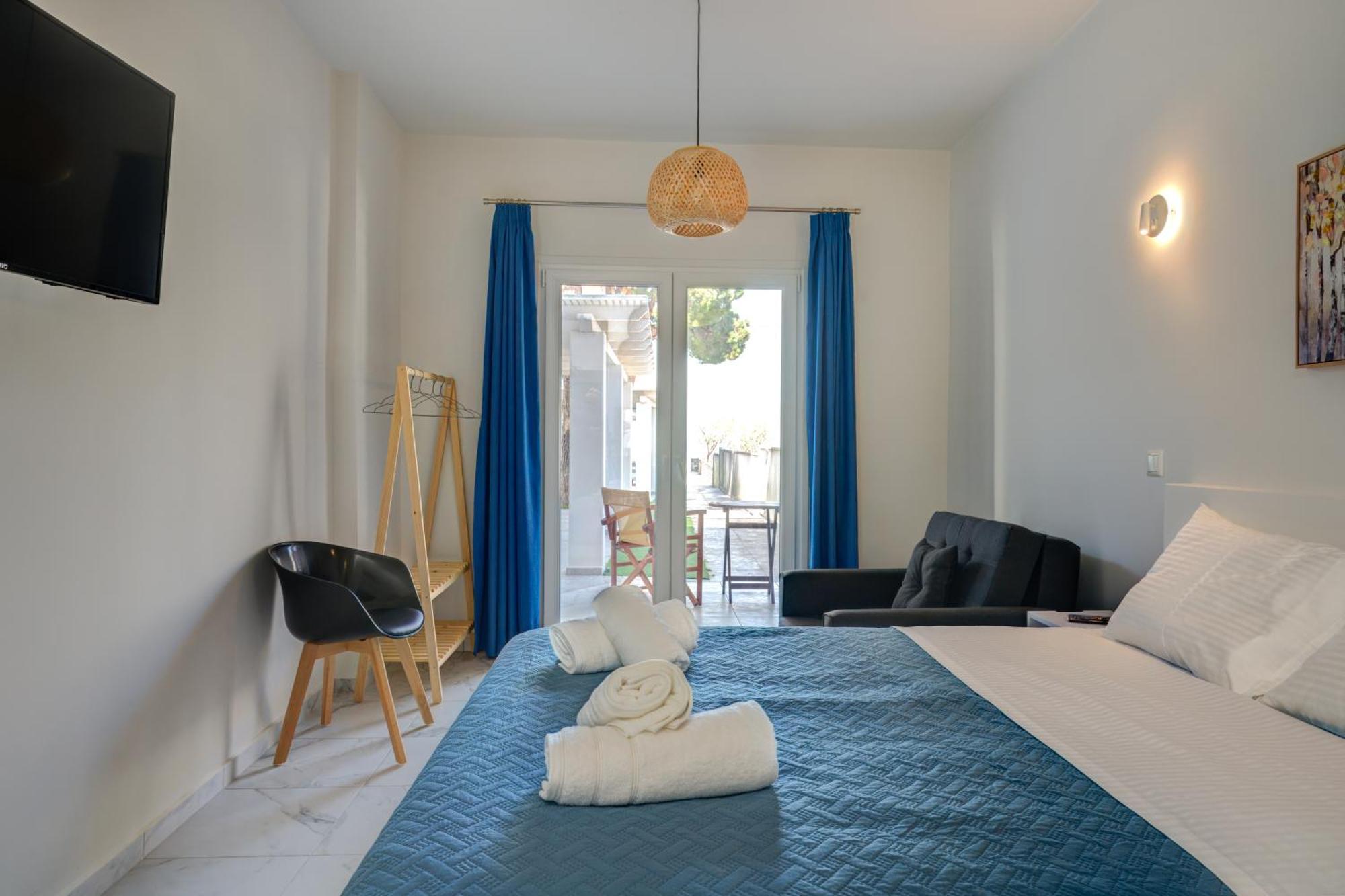 Molos Beachfront Apartments In Diakopto Exterior photo