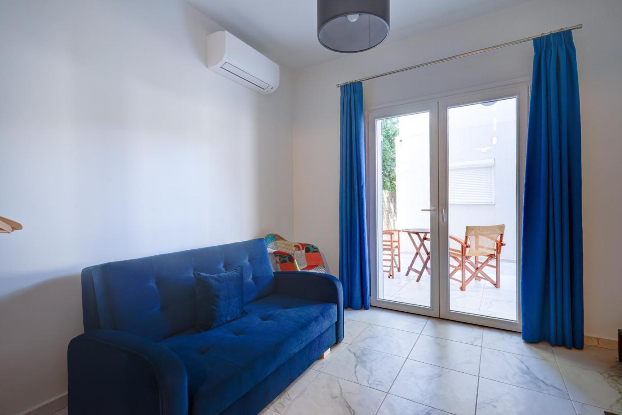 Molos Beachfront Apartments In Diakopto Room photo