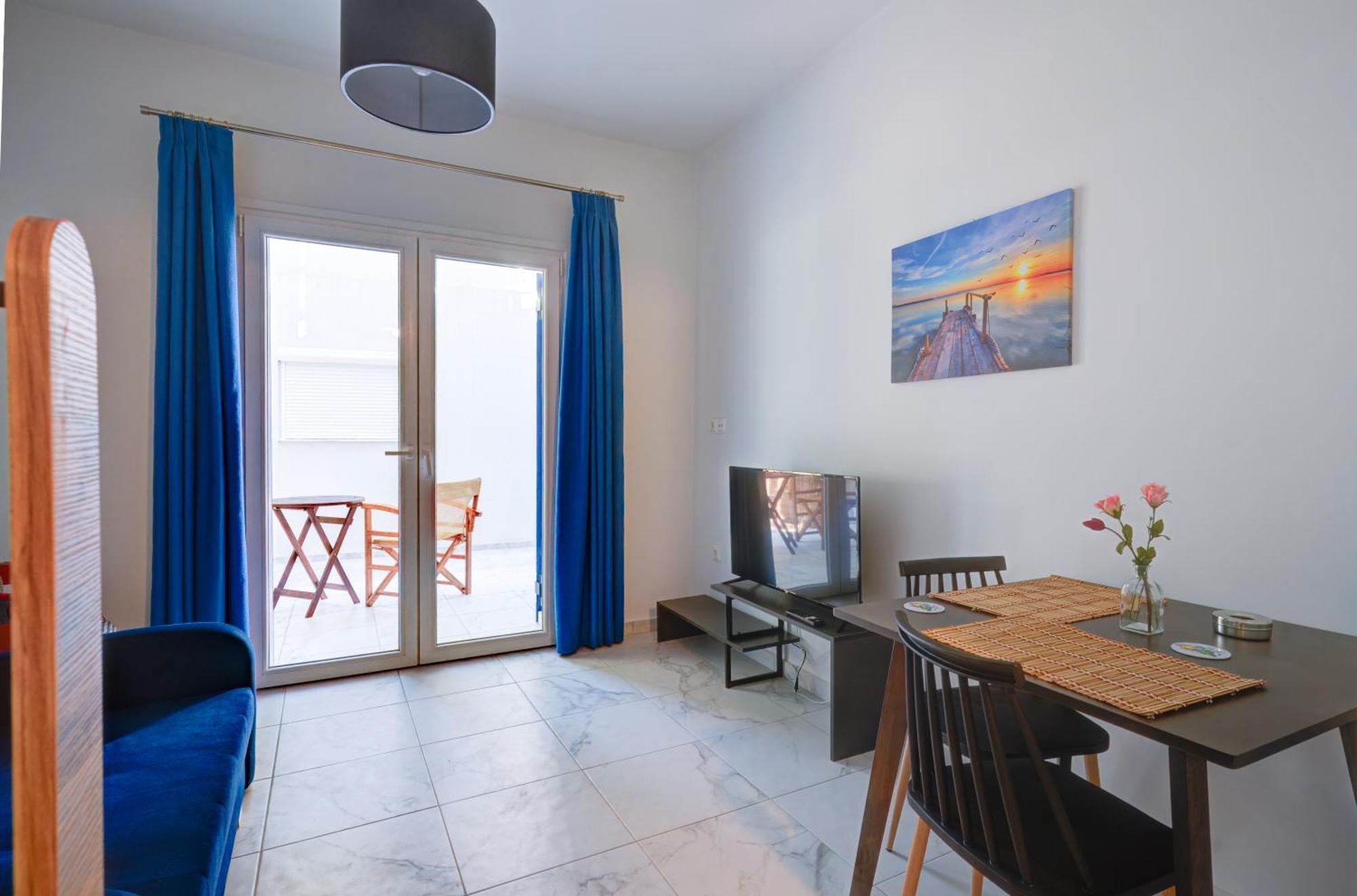 Molos Beachfront Apartments In Diakopto Room photo